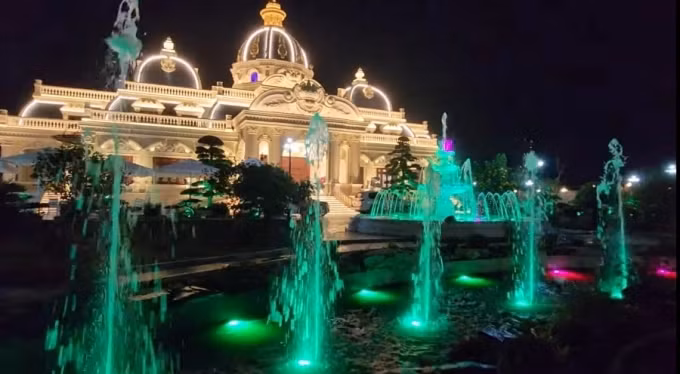 Màn đêm buông xuống cũng là lúc tòa dinh thự phủ một màu vàng vương giả. Ảnh: Chụp màn hình