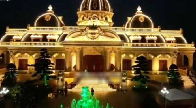 Nhìn căn biệt thự, nhiều người ví như một lâu đài cổ tích giữa lòng xứ Thanh. Ảnh: Chụp màn hình