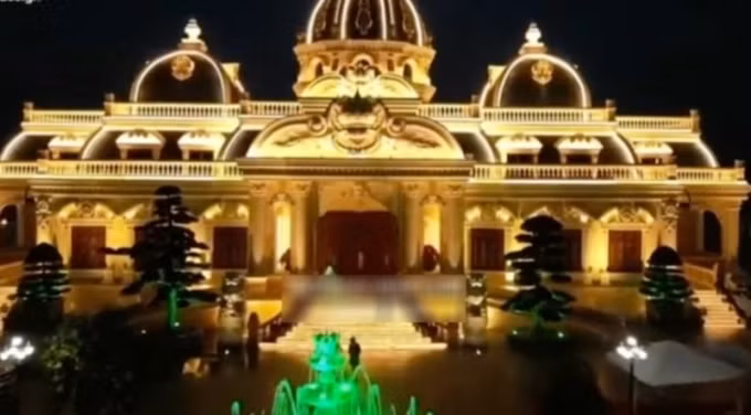 Nhìn căn biệt thự, nhiều người ví như một lâu đài cổ tích giữa lòng xứ Thanh. Ảnh: Chụp màn hình