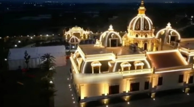 Sự bề thế của căn biệt thự dưới ánh đèn. Ảnh: Chụp màn hình