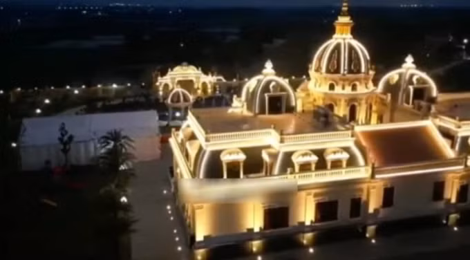 Sự bề thế của căn biệt thự dưới ánh đèn. Ảnh: Chụp màn hình