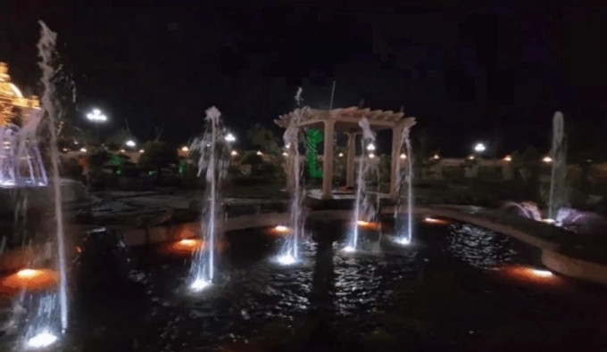 Đặc biệt, ngay trong khuôn viên của dinh thự có sẵn một hệ thống đài phun nước với hiệu ứng đèn đổi màu hiện tại khiến mọi người ngỡ như đang ở công viên thành phố. Ảnh: Chụp màn hình