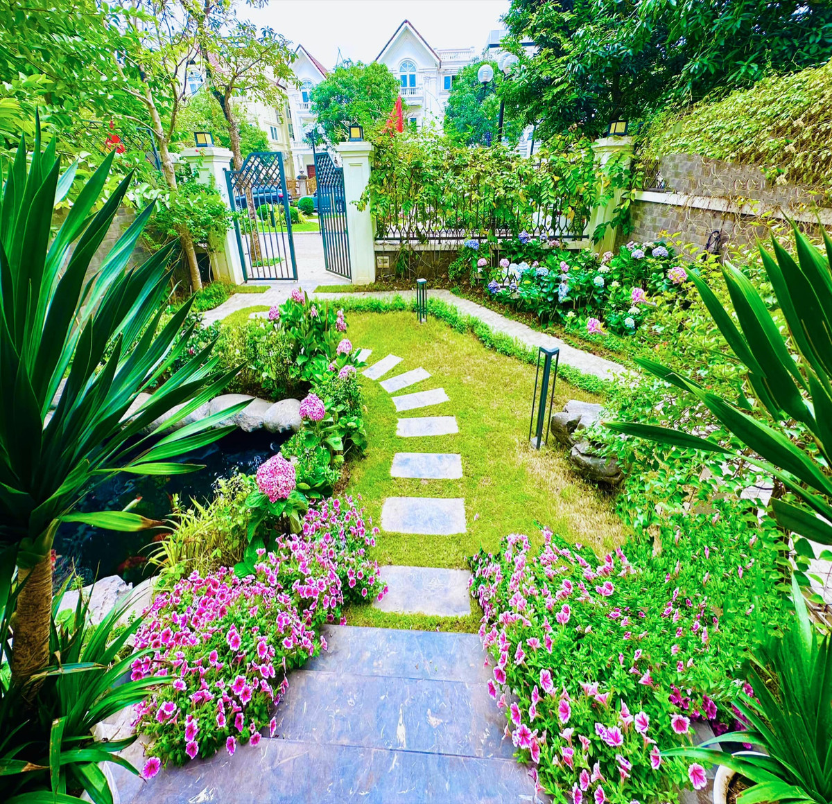 Căn biệt thự có tổng diện tích khoảng 600m2, trong đó 150m2 là sân vườn. Ảnh: FB Lã Thanh Huyền