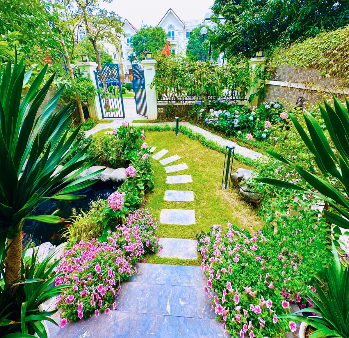 Căn biệt thự có tổng diện tích khoảng 600m2, trong đó 150m2 là sân vườn. Ảnh: FB Lã Thanh Huyền