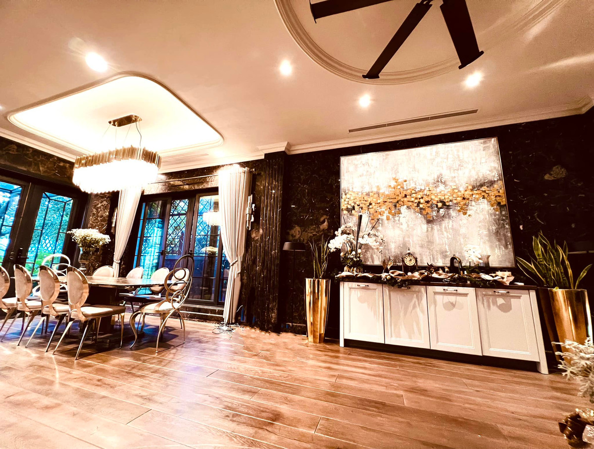 Nội thất bên trong biệt thự thiết kế theo tông màu trắng và vàng chủ đạo. Ảnh: FB Lã Thanh Huyền