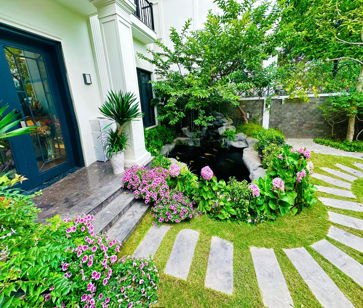 Cây cảnh trong vườn đều được trồng thẳng lối, tạo không gian trong lành, gần gũi thiên nhiên. Ảnh: FB Lã Thanh Huyền