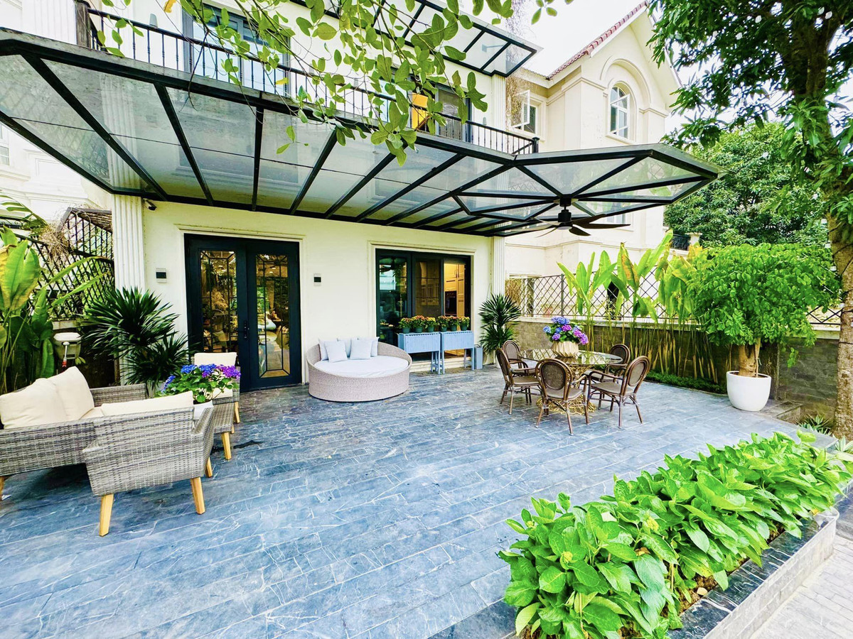 Biệt thự của Lã Thanh Huyền thiết kế theo kiến trúc châu Âu hiện đại, với hai tông màu trắng và vàng làm chủ đạo. Ảnh: FB Lã Thanh Huyền