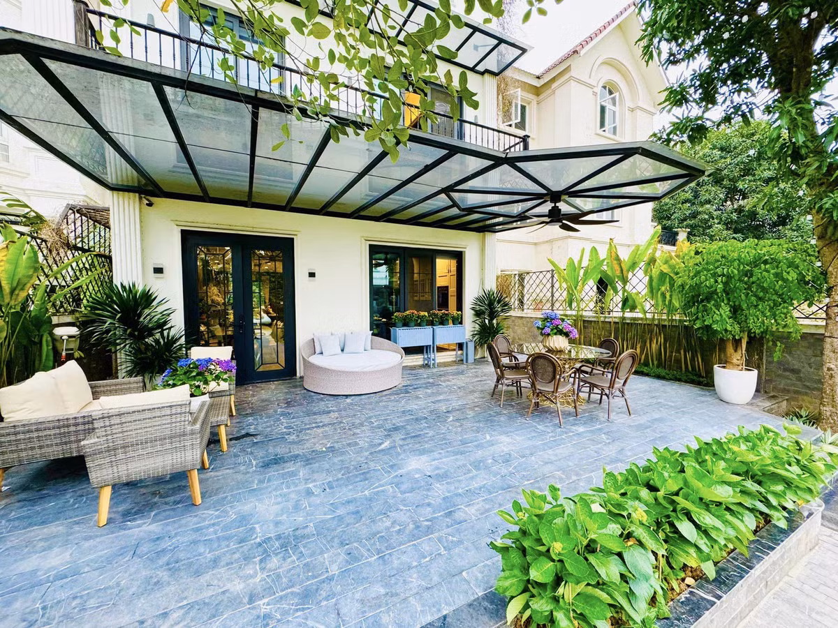 Biệt thự của Lã Thanh Huyền thiết kế theo kiến trúc châu Âu hiện đại, với hai tông màu trắng và vàng làm chủ đạo. Ảnh: FB Lã Thanh Huyền