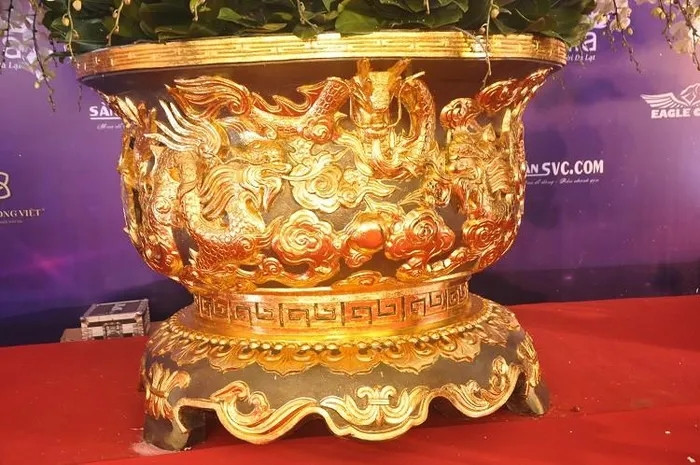 Chiếc chậu để ghép lan nặng khoảng hơn 1 tấn, do 4 nghệ nhân lành nghề và 5 thợ phụ làm trong khoảng 3 tháng. Ảnh: Người đưa tin
