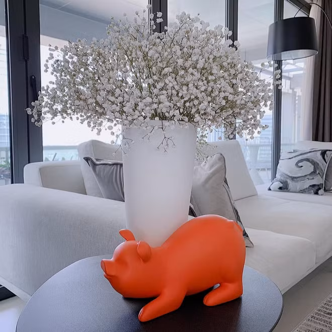 Không gian phòng khách ngập tràn ánh sáng nhờ hệ cửa kính lớn.