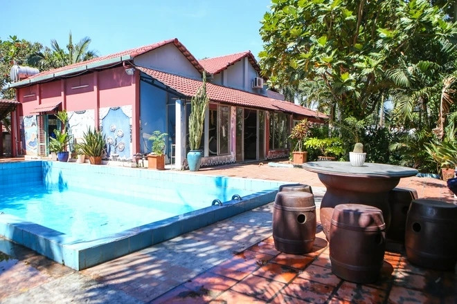 Ban đầu, ngôi nhà vườn chỉ gồm 3 gian bình thường nhưng sau đó, Phi Hùng cho tu sửa lại làm thêm mái bên ngoài để không gian rộng hơn. Ảnh: Znews