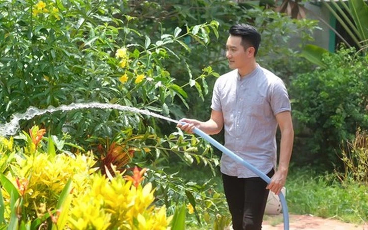 Mỗi cây trong vườn đều là một kỷ niệm với anh. Ảnh: Znews