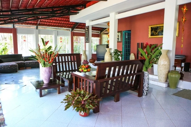 Bên trong căn nhà bày trí nhiều lọ hoa lớn. Ảnh: Znews