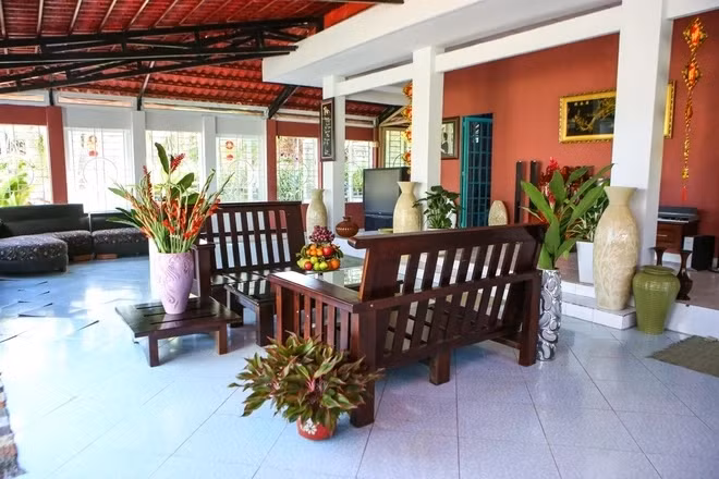 Bên trong căn nhà bày trí nhiều lọ hoa lớn. Ảnh: Znews