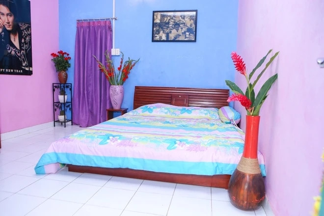 Phòng ngủ của Phi Hùng có màu sắc trẻ trung. Ảnh: Znews