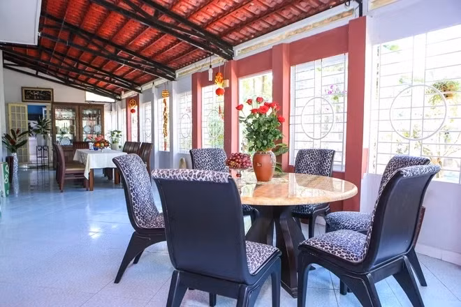 Phòng ăn nối liền phòng khách với khung cửa sổ rộng đón nắng và gió. Ảnh: Người đưa tin