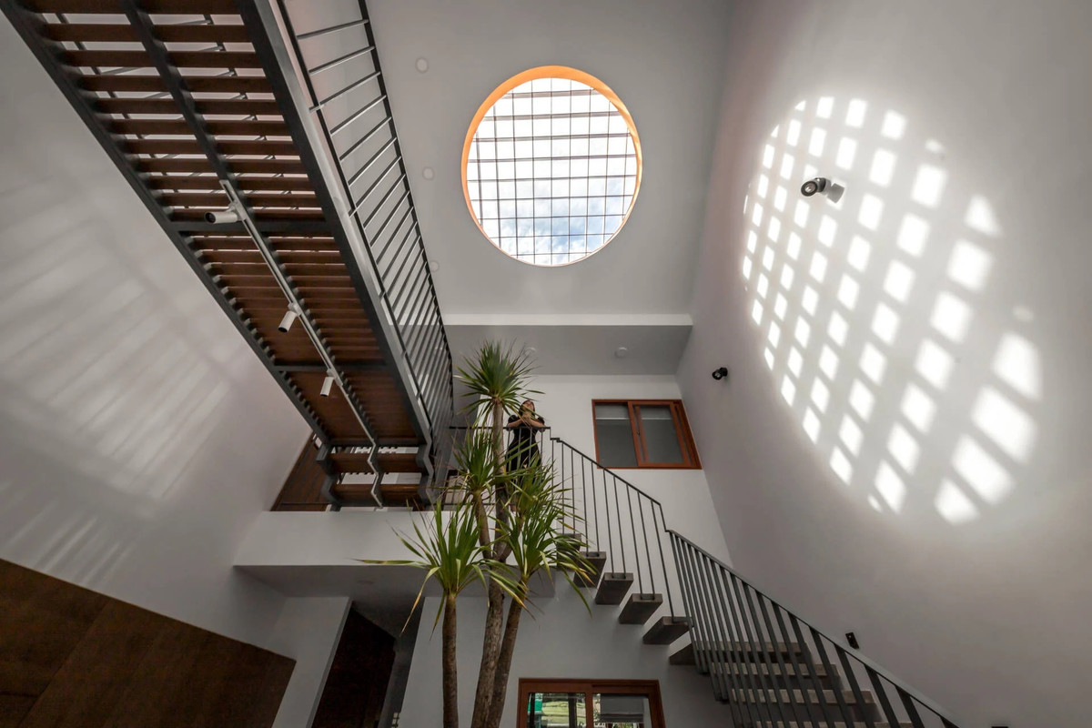 Nhìn từ xa, giếng trời tựa như một mặt trời thu nhỏ. Đó cũng là lý do vì sao ngôi nhà ống được đặt tên là Sun House.