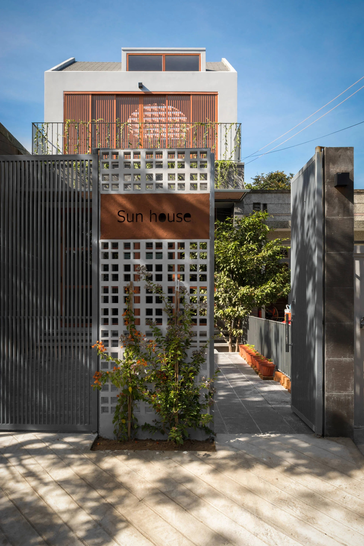 Cây mai được ông bà trồng từ khi còn nhỏ cũng được giữ lại.