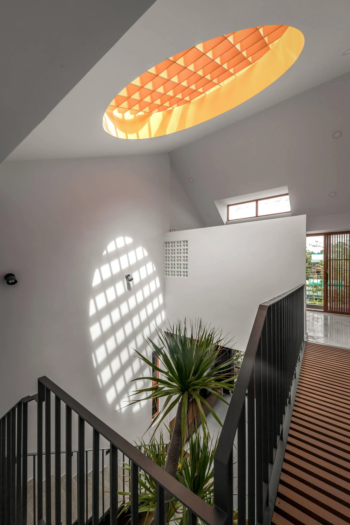 Giếng trời hình tròn, viền cam là một trong những chi tiết ấn tượng của ngôi nhà.