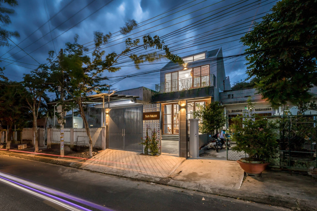 Các vật liệu xây dựng đều là thân thiện, tái chế như đá mài, gạch bông gió địa phương với chi phí hợp lý, tiết kiệm. Nguồn ảnh: Architizer