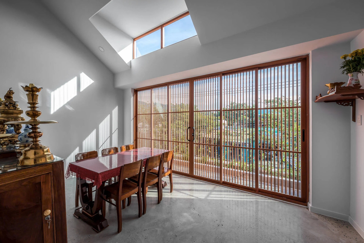 Khu vực riêng tư hơn được bố trí ở phía sau nhà và trên tầng 2. Phòng thờ cũng nằm trên tầng 2, phía trước nhà.