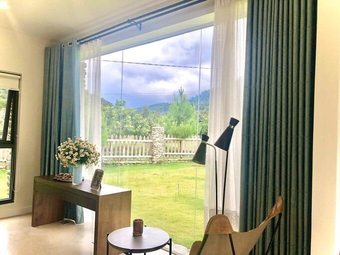 Phòng ngủ bài trí theo phong cách tối giản, có tầm nhìn mở rộng ra bốn phía xung quanh. Ảnh: Trí thức trẻ