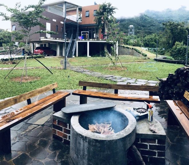 Bên cạnh không gian nhà ở, gia chủ còn thiết kế nhiều hạng mục khác nhau nhằm đáp ứng nhiều nhu cầu như bãi tắm suối tự nhiên, vườn rau sạch, nhà vườn hồng, ao cá, khu nuôi gia cầm, vườn cây ăn trái,... Ảnh: Dân trí