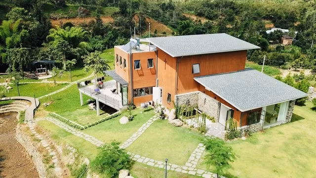 Mái nhà là bê tông lợp ngói nhựa Hàn Quốc, có thiết kế pin năng lượng mặt trời. Ảnh: Trí thức trẻ