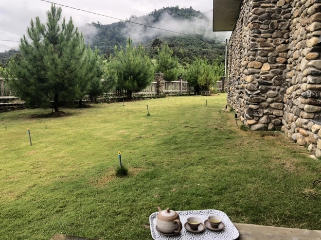 Không gian xanh mướt bên ngoài ngôi nhà. Ảnh: Dân trí