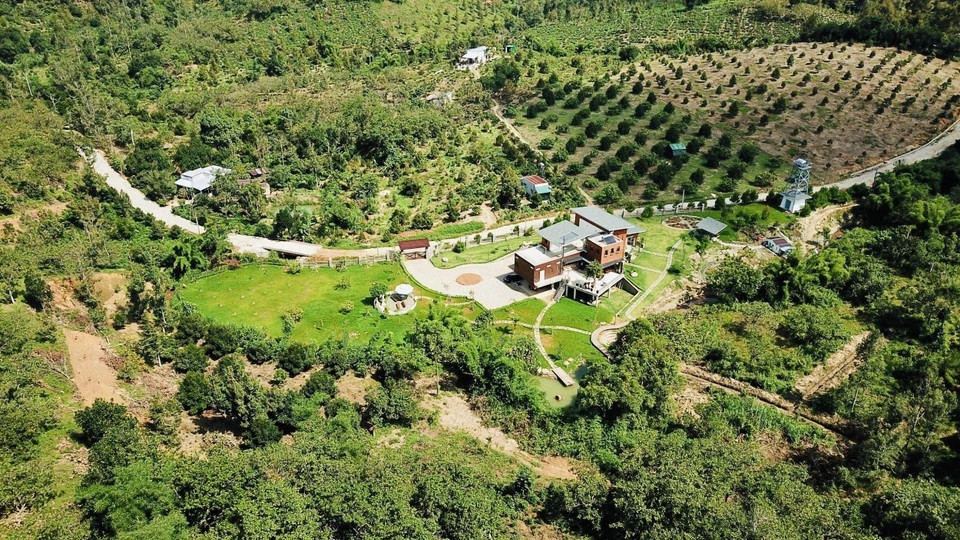 Sau gần 1 năm khảo sát, cặp đôi chọn được mảnh đất ưng ý nằm lưng chừng đồi núi. Trên mảnh đất rộng 10.000m2, vợ chồng anh Tôm xây dựng công trình nhà ở có diện tích 1.000m2, gồm 3 tầng liên kết với nhau bởi các khối nhà có kiến trúc độc đáo. Ảnh: Dân trí