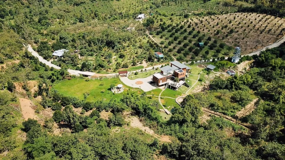 Sau gần 1 năm khảo sát, cặp đôi chọn được mảnh đất ưng ý nằm lưng chừng đồi núi. Trên mảnh đất rộng 10.000m2, vợ chồng anh Tôm xây dựng công trình nhà ở có diện tích 1.000m2, gồm 3 tầng liên kết với nhau bởi các khối nhà có kiến trúc độc đáo. Ảnh: Dân trí