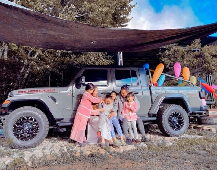 Lý Hải còn mua chiếc xe bán tải Jeep Gladiator Rubicon màu xám khoảng hơn 4 tỷ để đi khảo sát cho các cảnh quay trong bộ phim của mình. Ảnh: FBNV