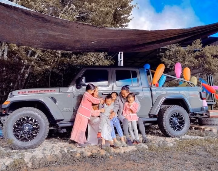 Lý Hải còn mua chiếc xe bán tải Jeep Gladiator Rubicon màu xám khoảng hơn 4 tỷ để đi khảo sát cho các cảnh quay trong bộ phim của mình. Ảnh: FBNV