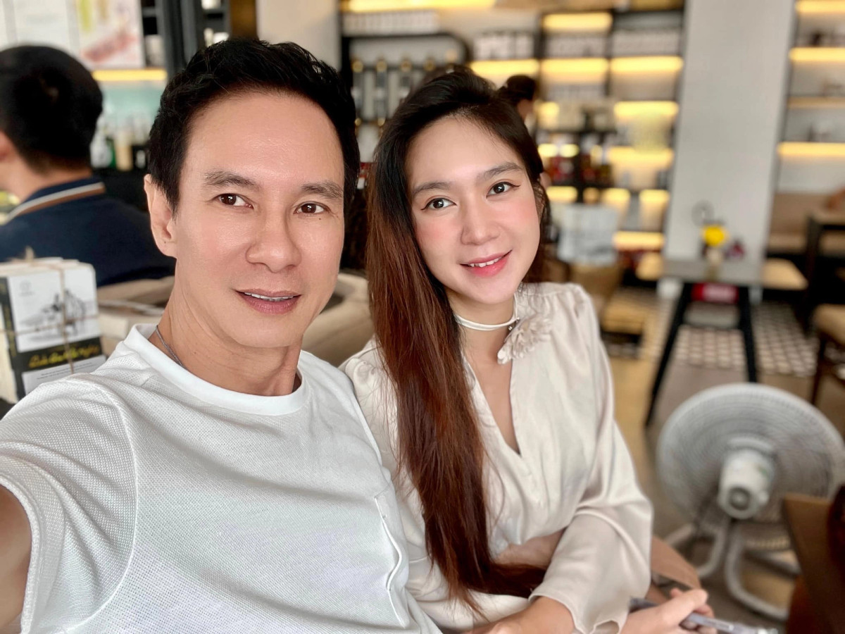 Dù có khối tài sản đồ sộ nhưng vợ chồng Lý Hải sống giản dị. Minh Hà ít ăn diện đồ hiệu mà chủ yếu mặc trang phục lịch sự, phù hợp mỗi khi xuất hiện tại các sự kiện. Ảnh: FBNV