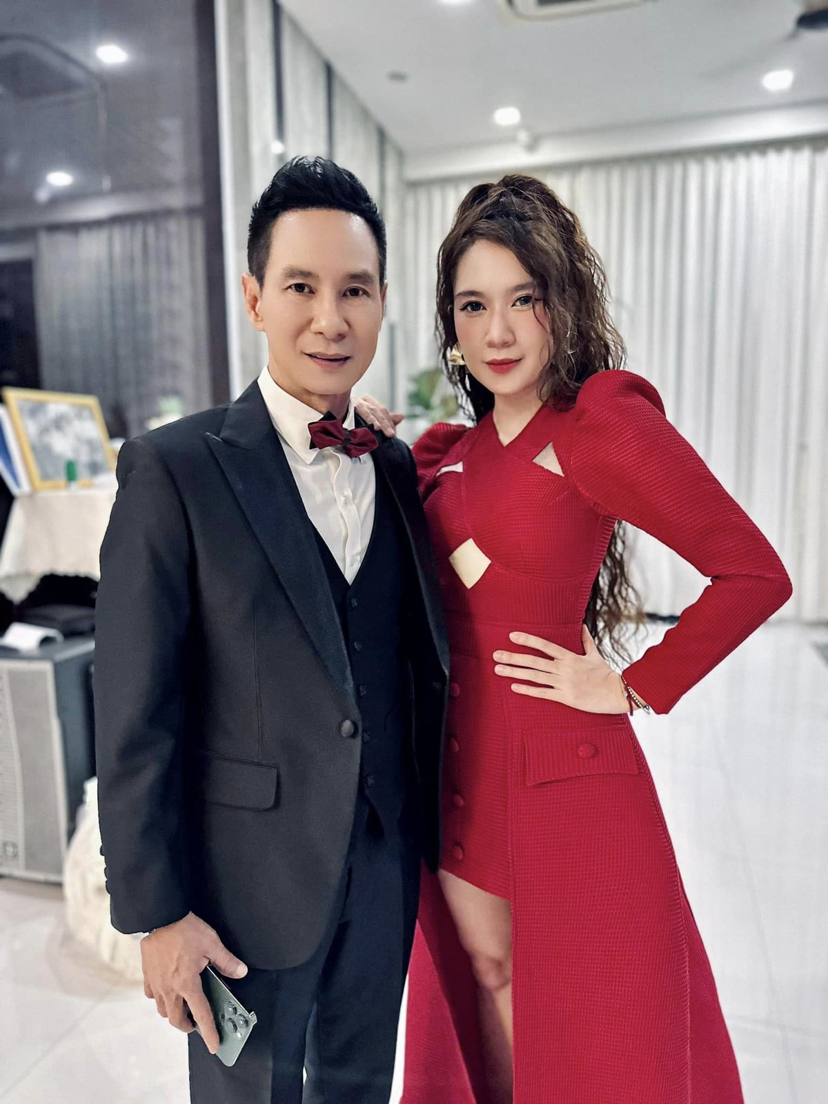 Vợ chồng nam đạo diễn cũng ít khi đăng ảnh khoe tậu đồng hồ, siêu xe hay túi, giày hiệu trên trang cá nhân. Ảnh: FBNV