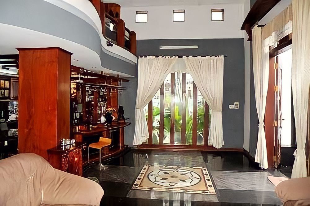 Căn nhà có vị trí mặt tiền đắc địa, 3 tầng và có 7 phòng ngủ, nội thất bằng gỗ cao cấp. Ảnh: Internet