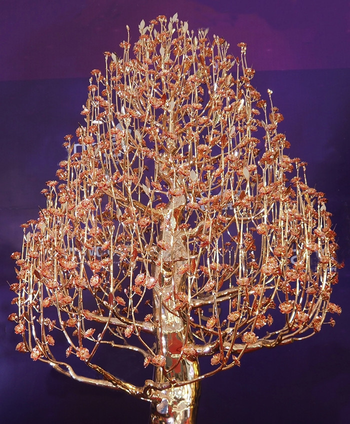 Cây đào mạ vàng có tên gọi Trường Xuân, được rao bán lên đến gần 1,5 tỷ đồng. Ảnh: Suckhoedoisong