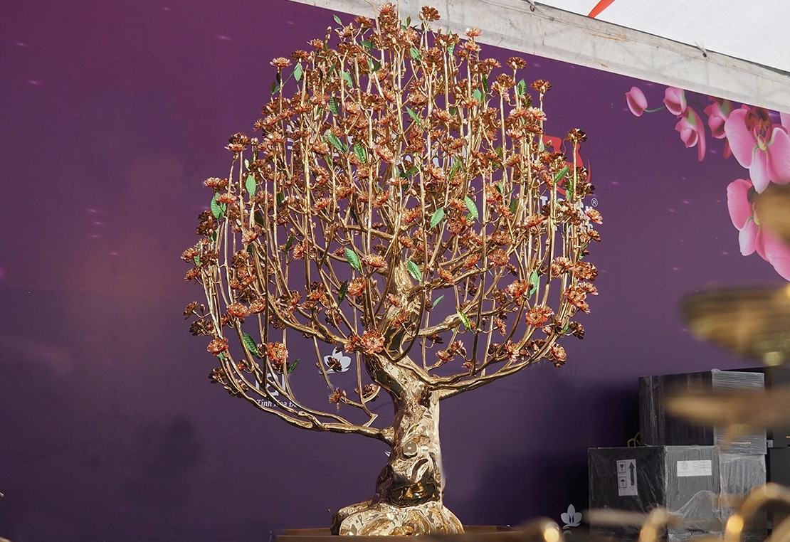 Xen lẫn bông hoa mạ vàng 24k tinh tế là những nhánh lộc xanh đang đâm chồi nảy nở, ước mong một năm sung túc tươi đẹp. Ảnh: Suckhoedoisong