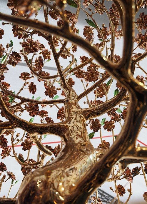 Bên cạnh cây đào Trường Xuân là cây đào Phước lộc mạ vàng 24k với giá bán 350 triệu đồng. Ảnh: Suckhoedoisong