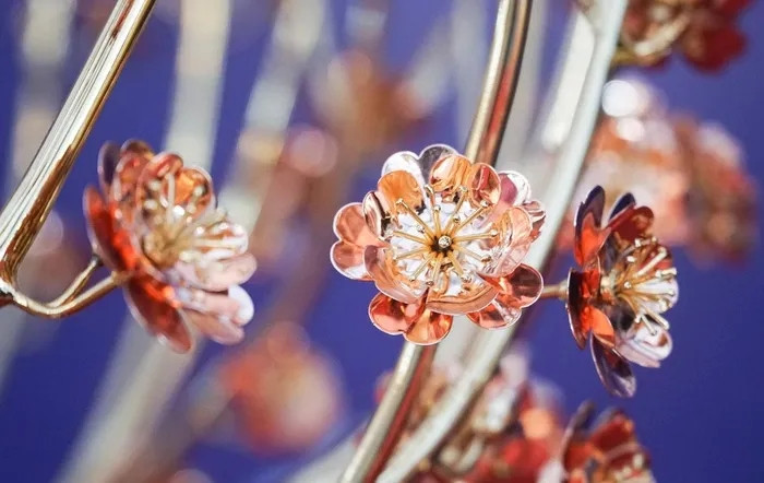 Hoa đào thiết kế 5 cánh và được mạ hồng theo đúng khuôn mẫu truyền thống. Ảnh: Plo