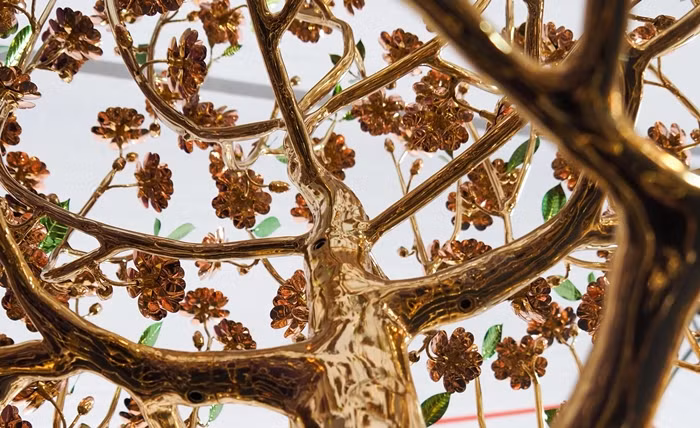 Cây đào rộng 1,6 m nặng 165 kg, được các nghệ nhân chế tác một cách tinh xảo và chân thực. Ảnh: Dân Việt