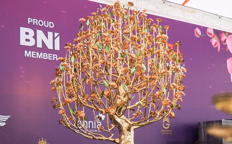 Tại một gian hàng hoa Tết khu vực Mỹ Đình (quận Nam Từ Liêm, Hà Nội), cây hoa đào dát vàng cao 2 m thu hút sự chú ý của đông đảo khách tham quan. Ảnh: Dân Việt