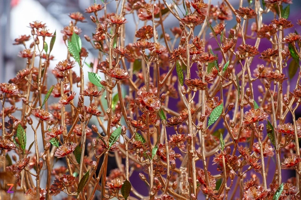 Cánh hoa đào được mạ với tỷ lệ 30% đồng đỏ và 70% vàng 24K, cho ra màu vàng hồng đặc biệt. Ảnh: Znews