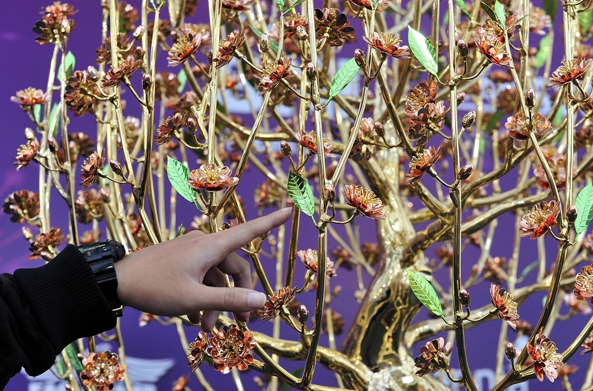 Hai cây đào được thực hiện trong vòng 6 tháng, tốn hơn 150 kg đồng nguyên chất cùng gần 20 lượng vàng 24K. Ảnh: Suckhoedoisong