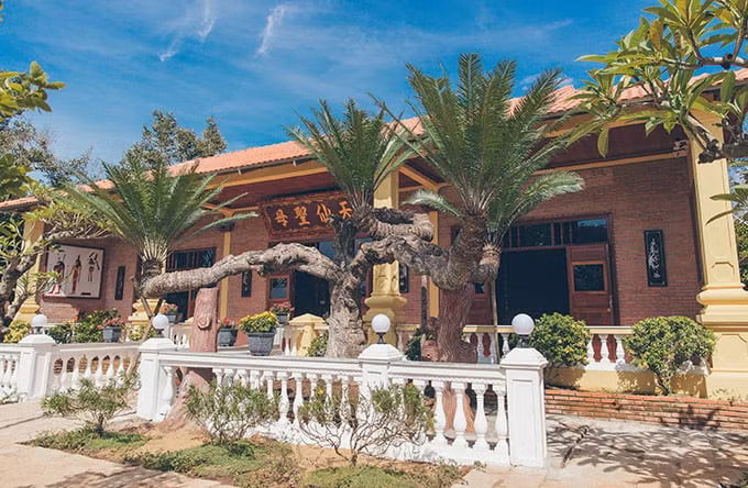 Công trình sử dụng các tông màu đỏ, trắng làm chủ đạo và được bao quang bởi nhiều cây xanh.