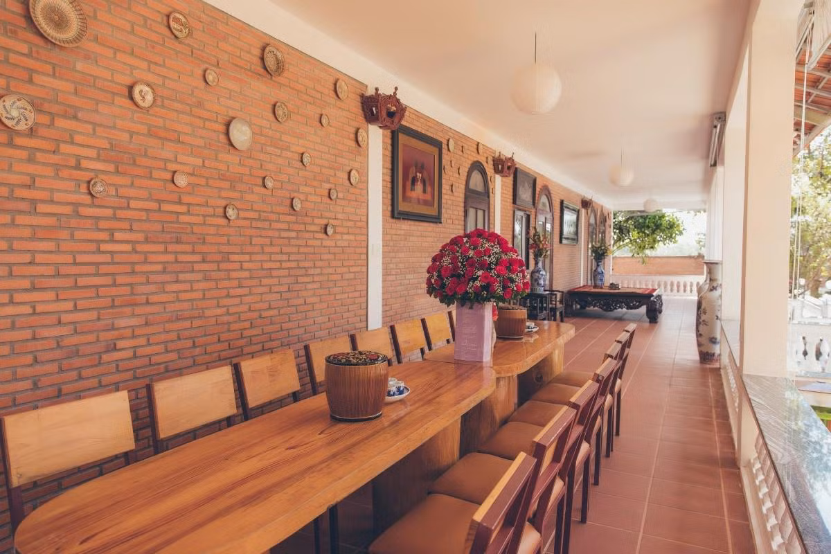 Nội thất từ bàn ghế, bát, lọ hoa... đều do "đại gia kim cương" Lý Nhã Kỳ chọn để phù hợp với căn biệt phủ. Nguồn ảnh: FBNV