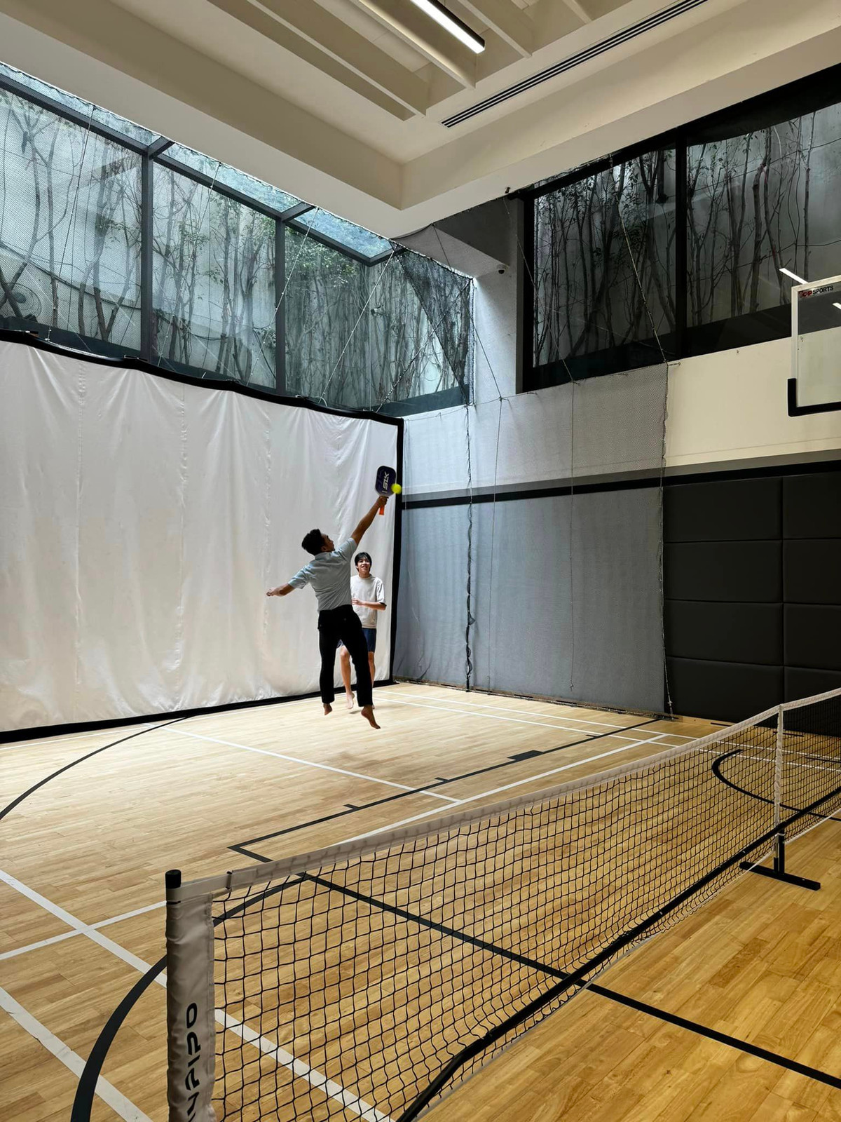 Cạnh bể bơi là không gian rộng được Cường Đô La thiết kế thành sân chơi thể thao.