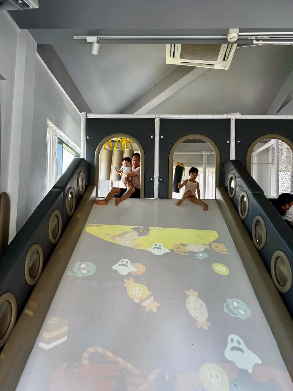 Đặc biệt, trong biệt thự của vợ chồng Cường Đô La - Đàm Thu Trang có hẳn một khu vui chơi dành cho các con.