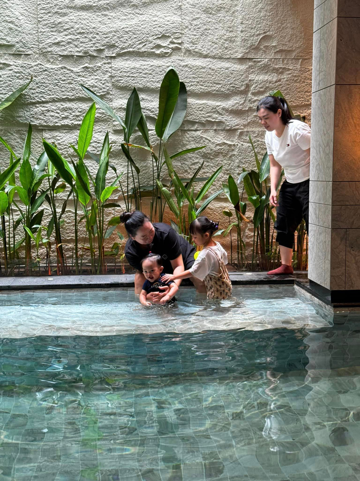 Không gian bên trong biệt thự rộng rãi, có bể bơi lớn.