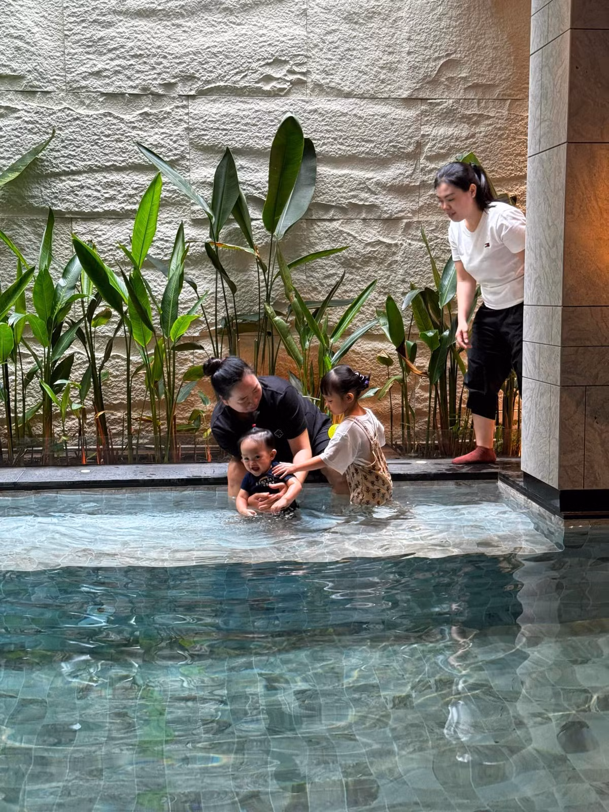 Không gian bên trong biệt thự rộng rãi, có bể bơi lớn.